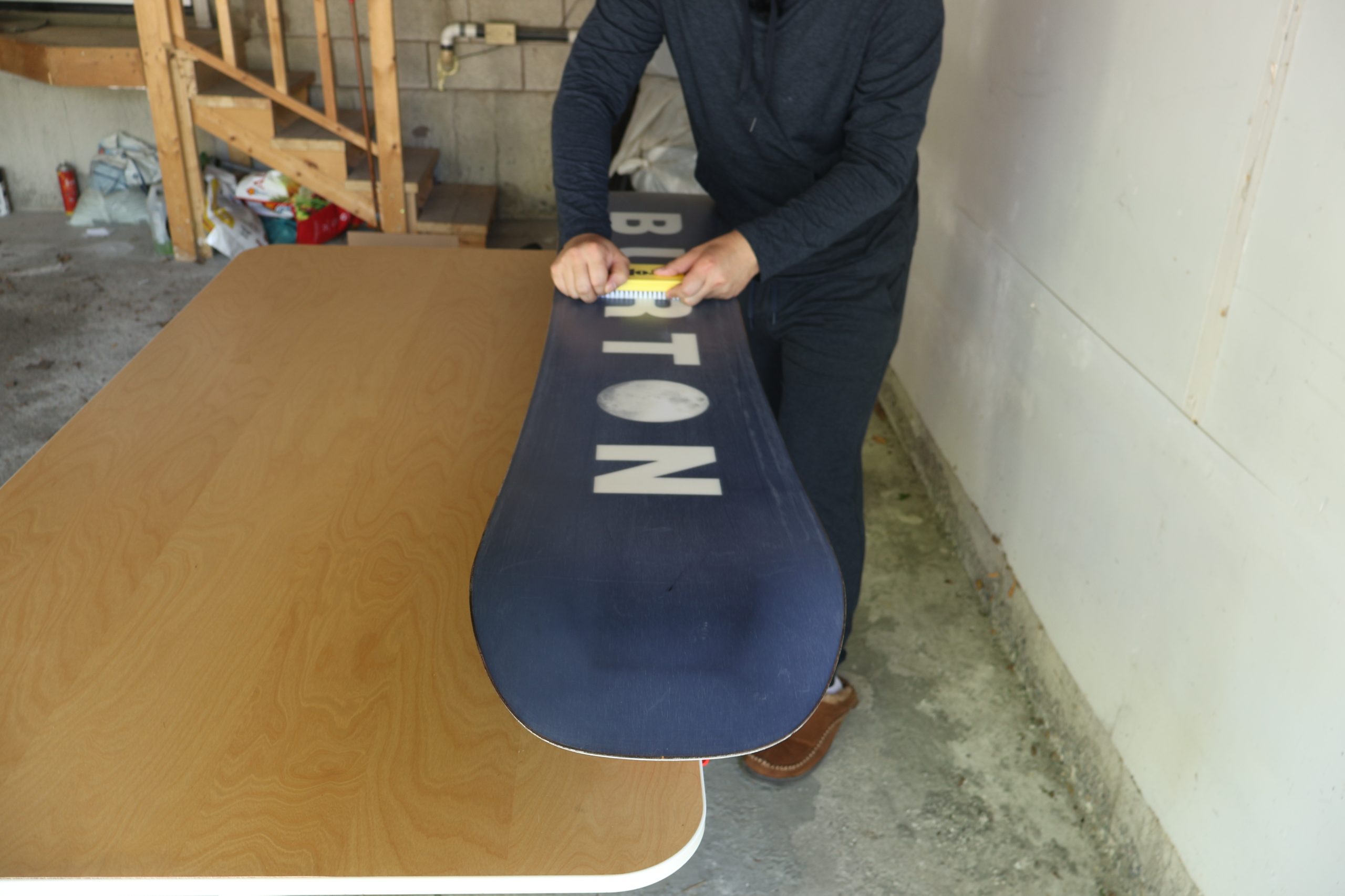 How to wax snowboard step 6: Brushing snowboard base with nylon brush