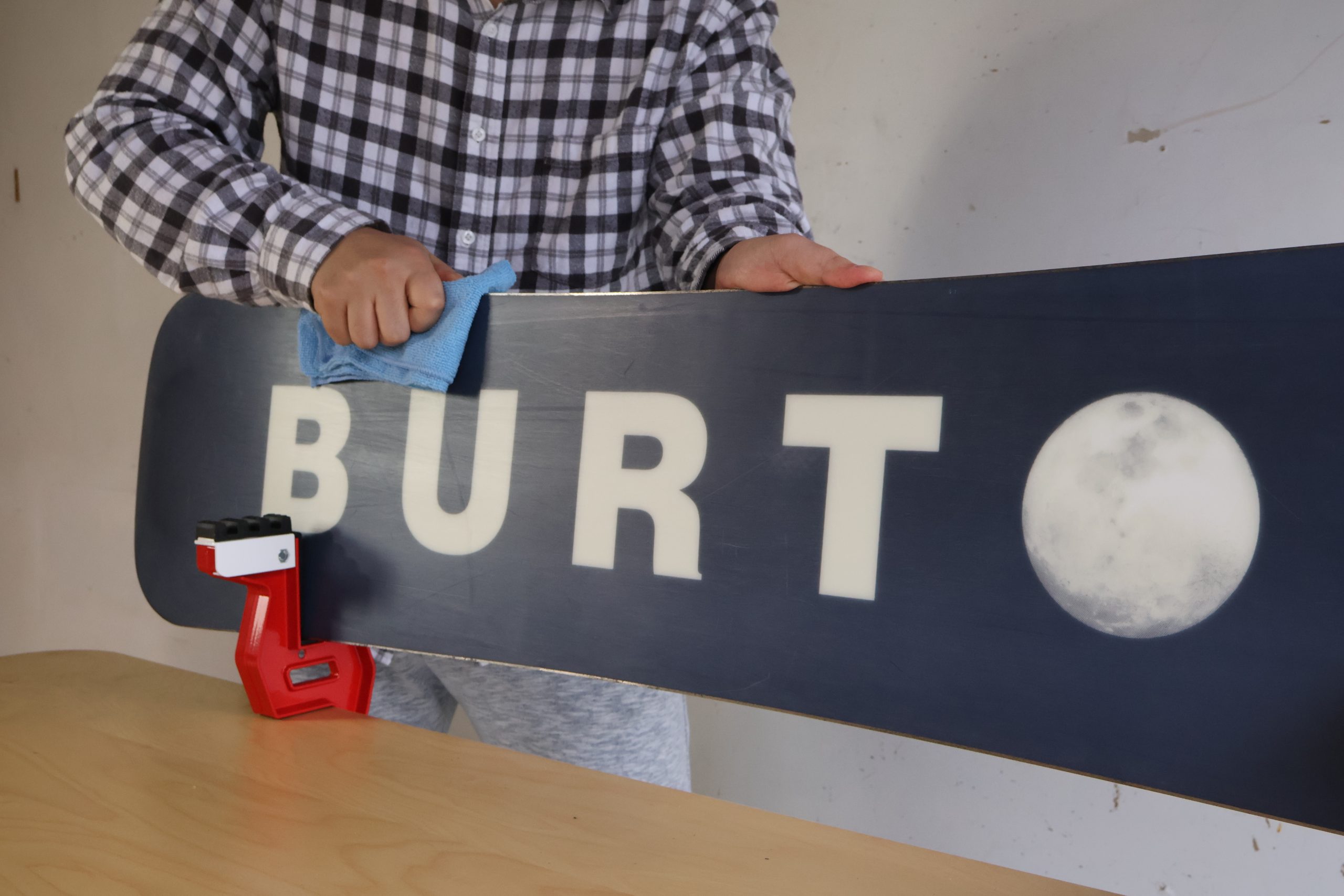 Wiping snowboard edges clean and dry